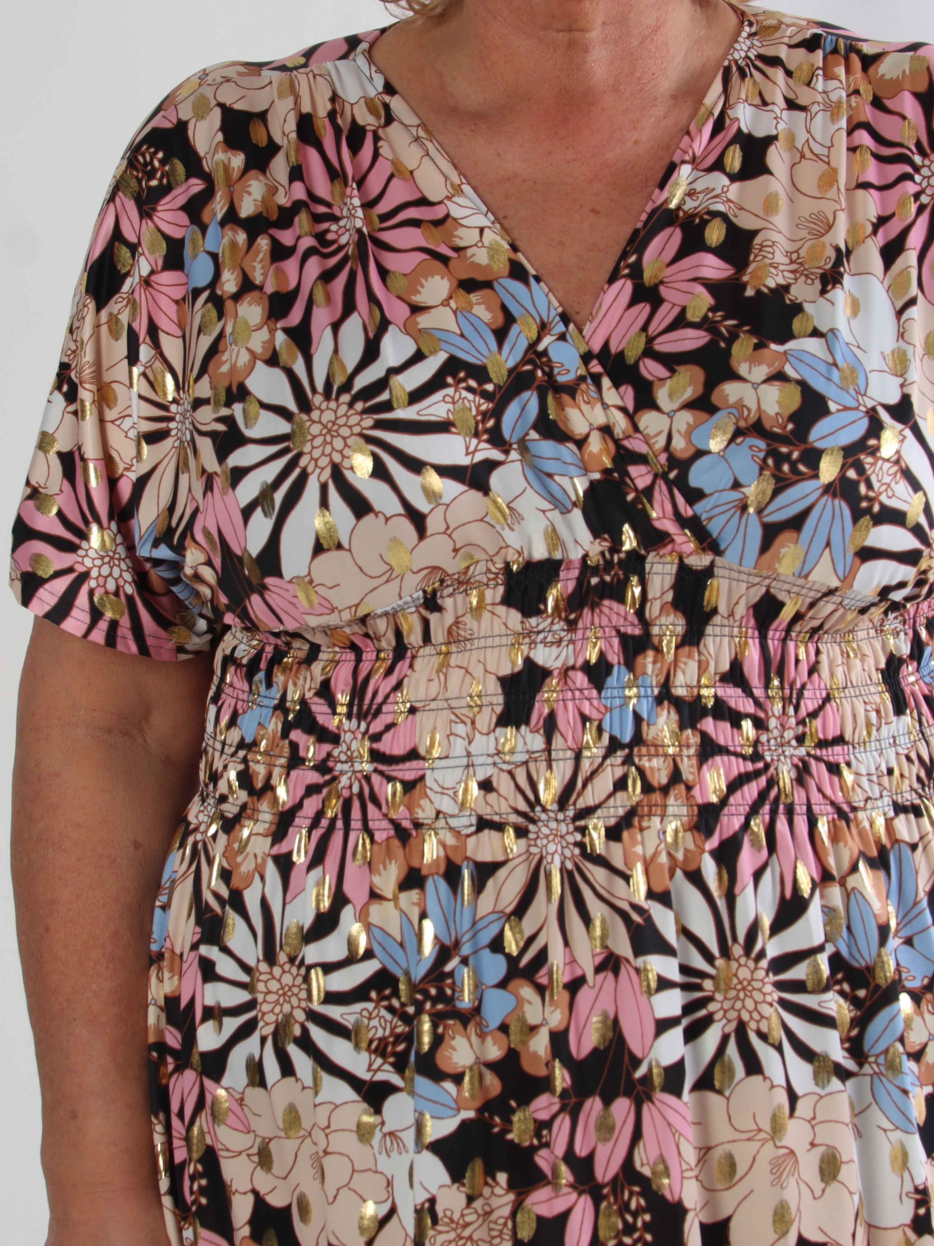 Pams Bloomfall Short - Elastisk plus size kjole med blomstermotiver og guld dutter